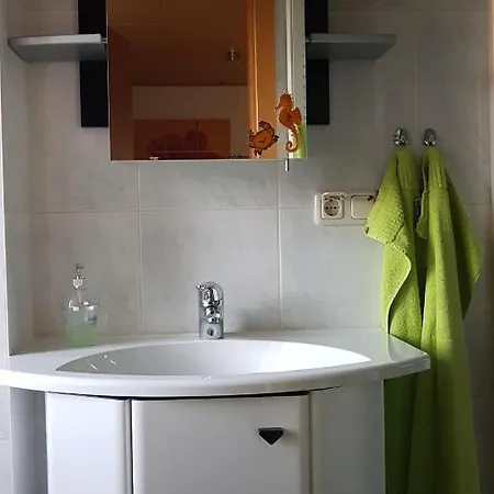 Mit Garten Und Spielplatz