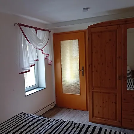 Mit Garten Und Spielplatz